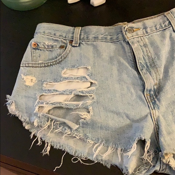 ⚡️SALE⚡️Highwaisted Levi’s Shorts - Picture 3 of 4